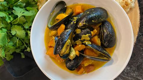  Yellow Mussel: Uma Deliciosa Pelegia que Faz Uma Sinfonia Subaquática com Seus Filtros!